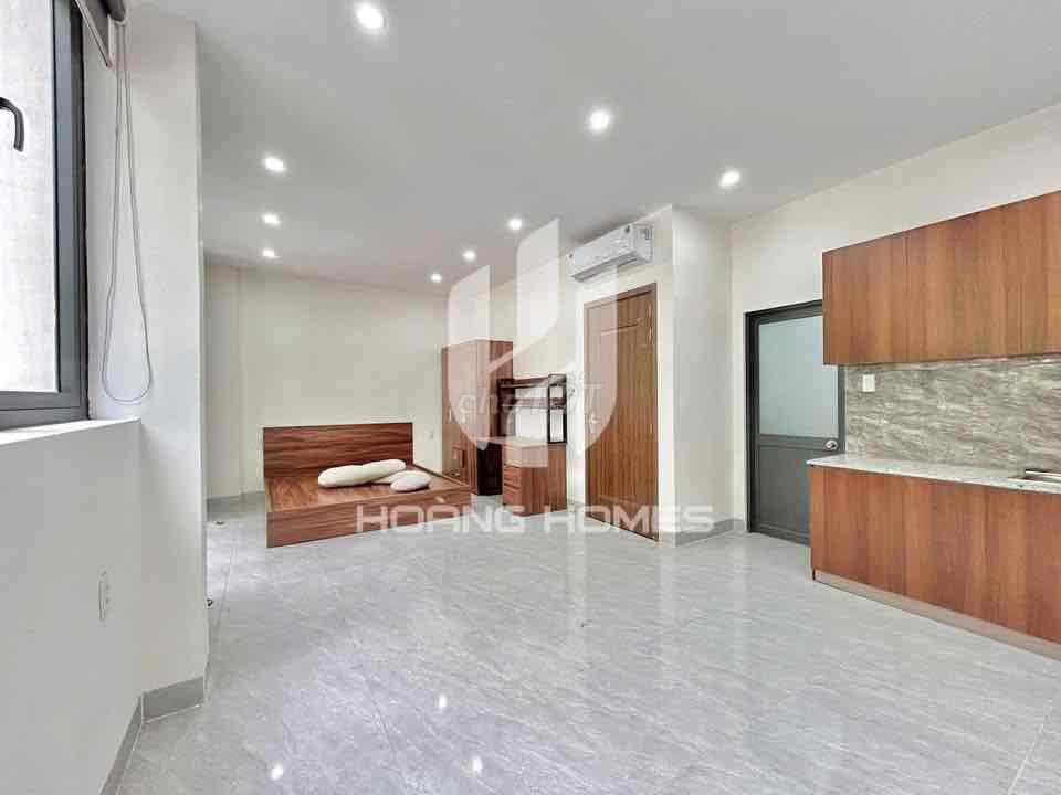 The 40-foot balcony studio is right in Cao Thắng District 3.