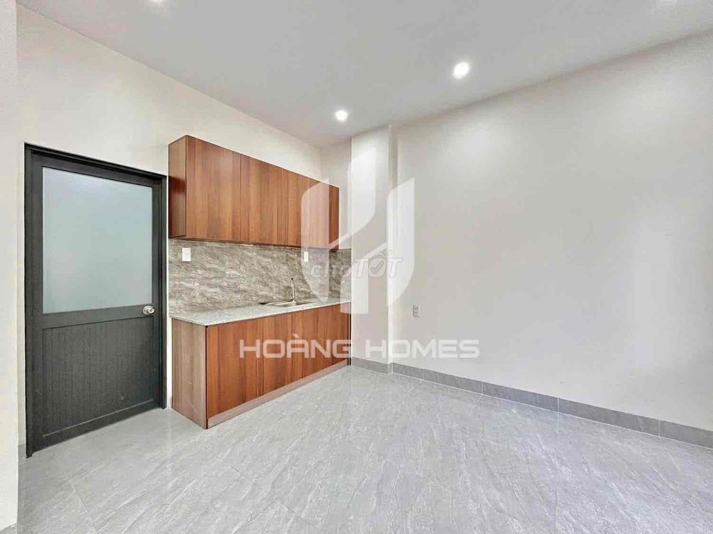 The 40-foot balcony studio is right in Cao Thắng District 3.