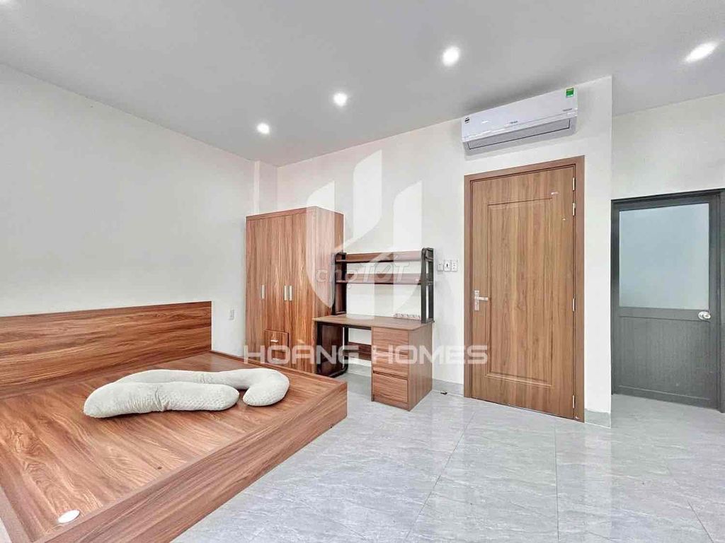 The 40-foot balcony studio is right in Cao Thắng District 3.