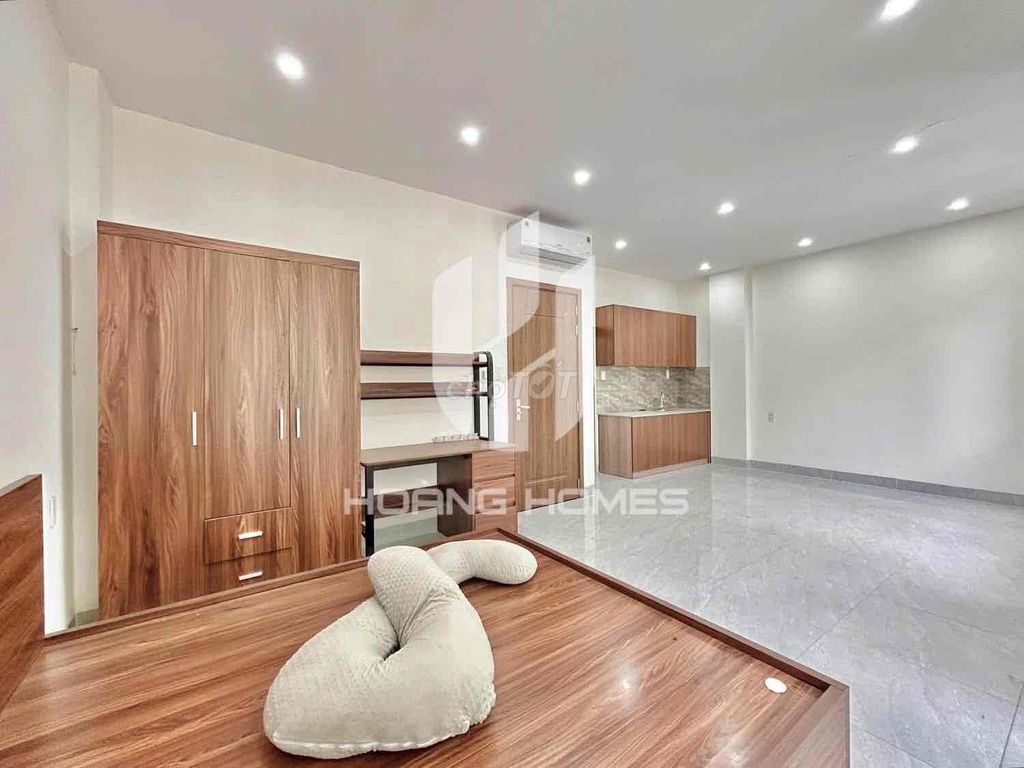 The 40-foot balcony studio is right in Cao Thắng District 3.