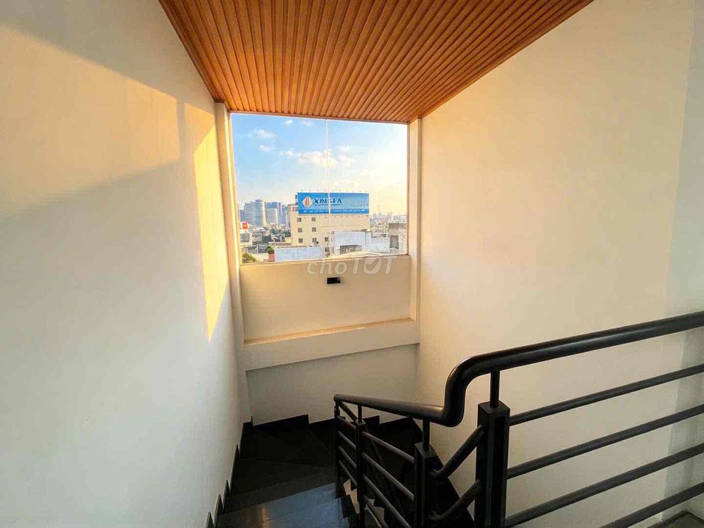 The owner rented the balcony room in blue.
