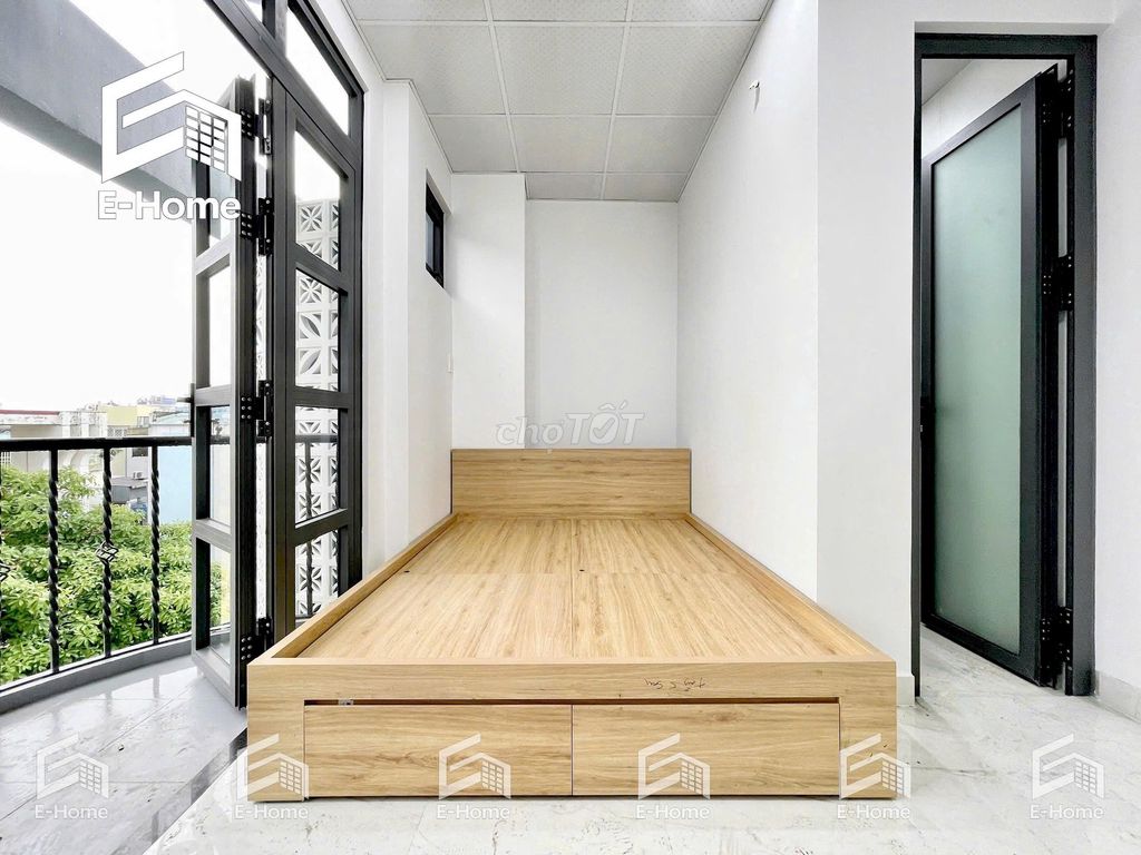 The balcony studio is located in the 373 Lý Thường Kiệt alley.