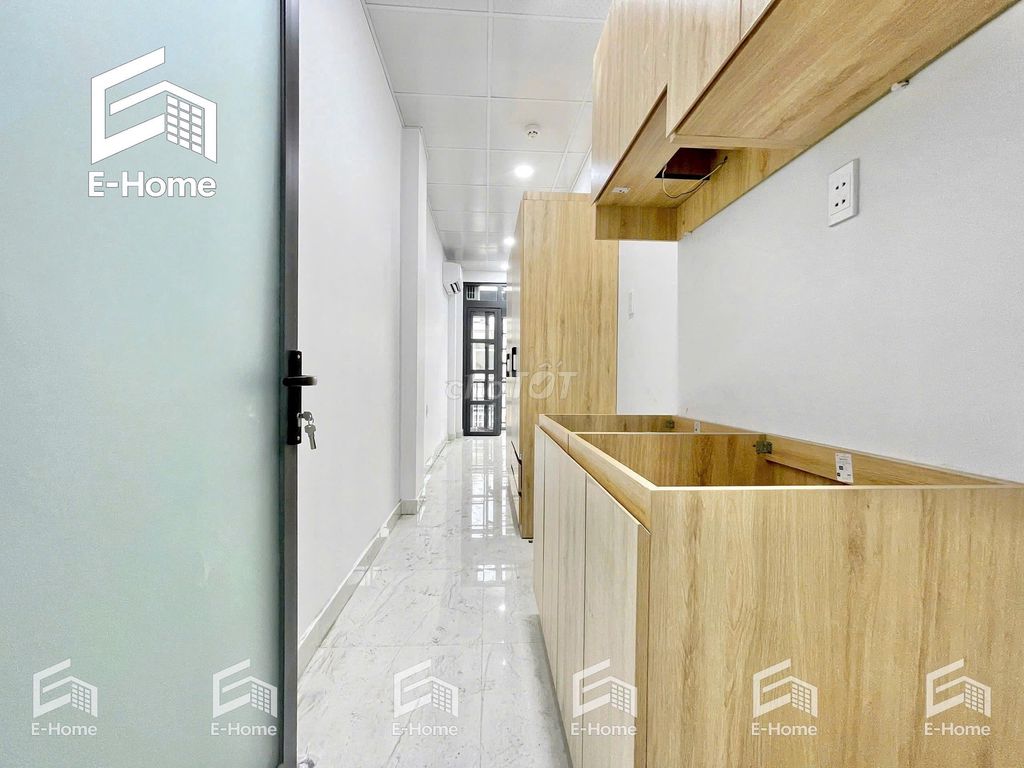The balcony studio is located in the 373 Lý Thường Kiệt alley.