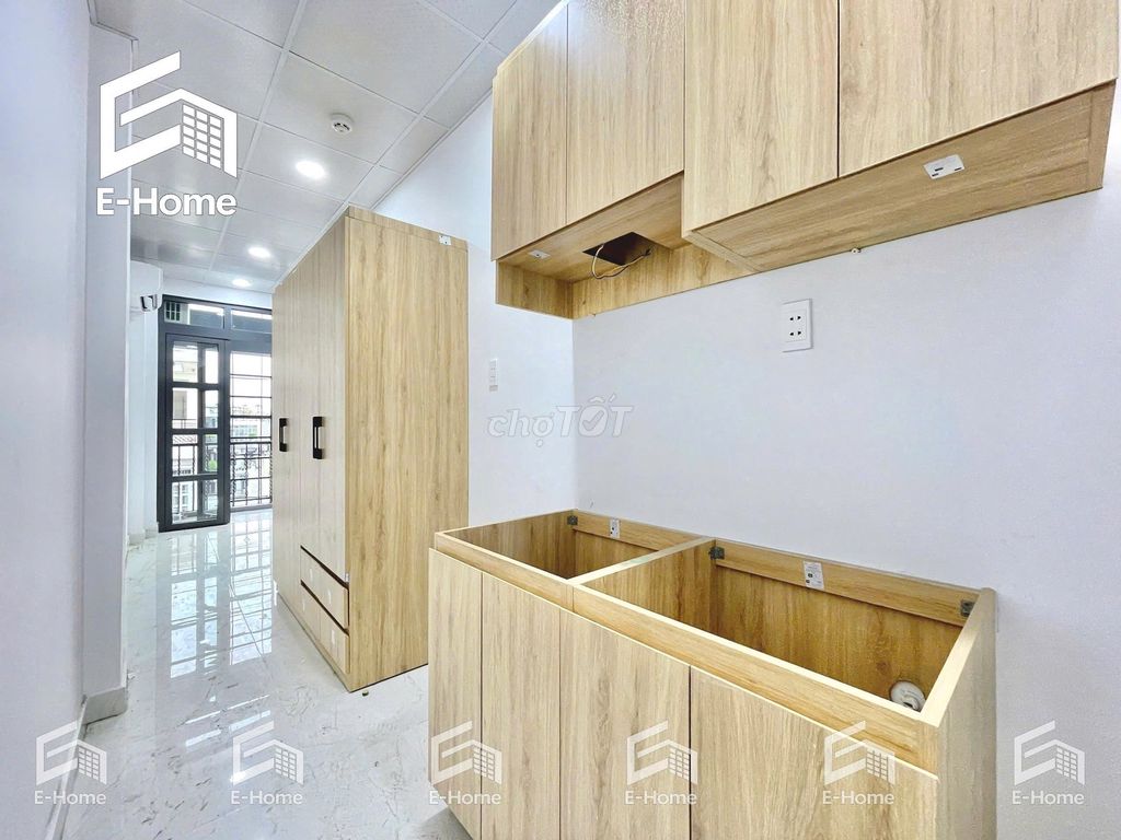 The balcony studio is located in the 373 Lý Thường Kiệt alley.