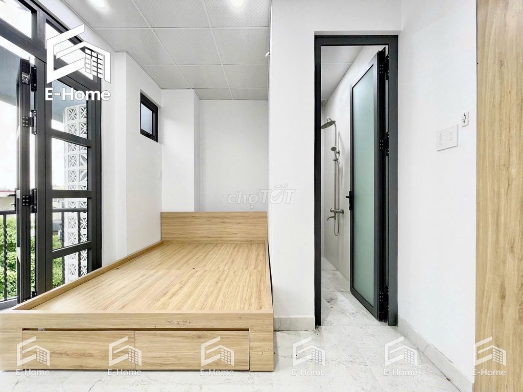 The balcony studio is located in the 373 Lý Thường Kiệt alley.