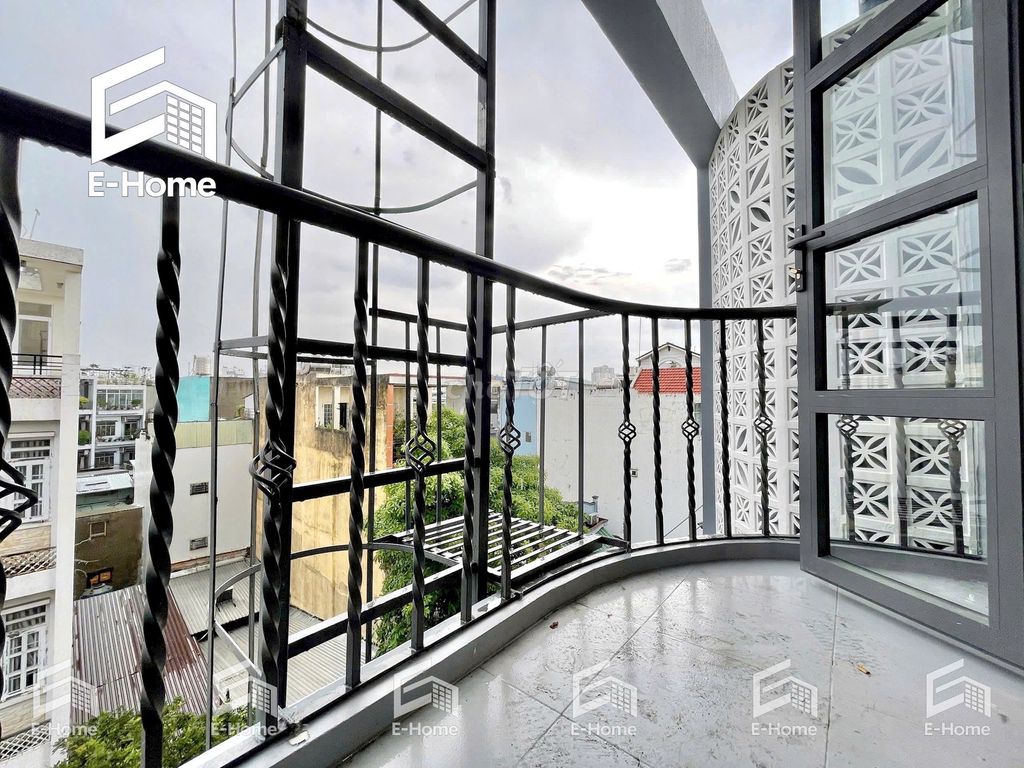 The balcony studio is located in the 373 Lý Thường Kiệt alley.