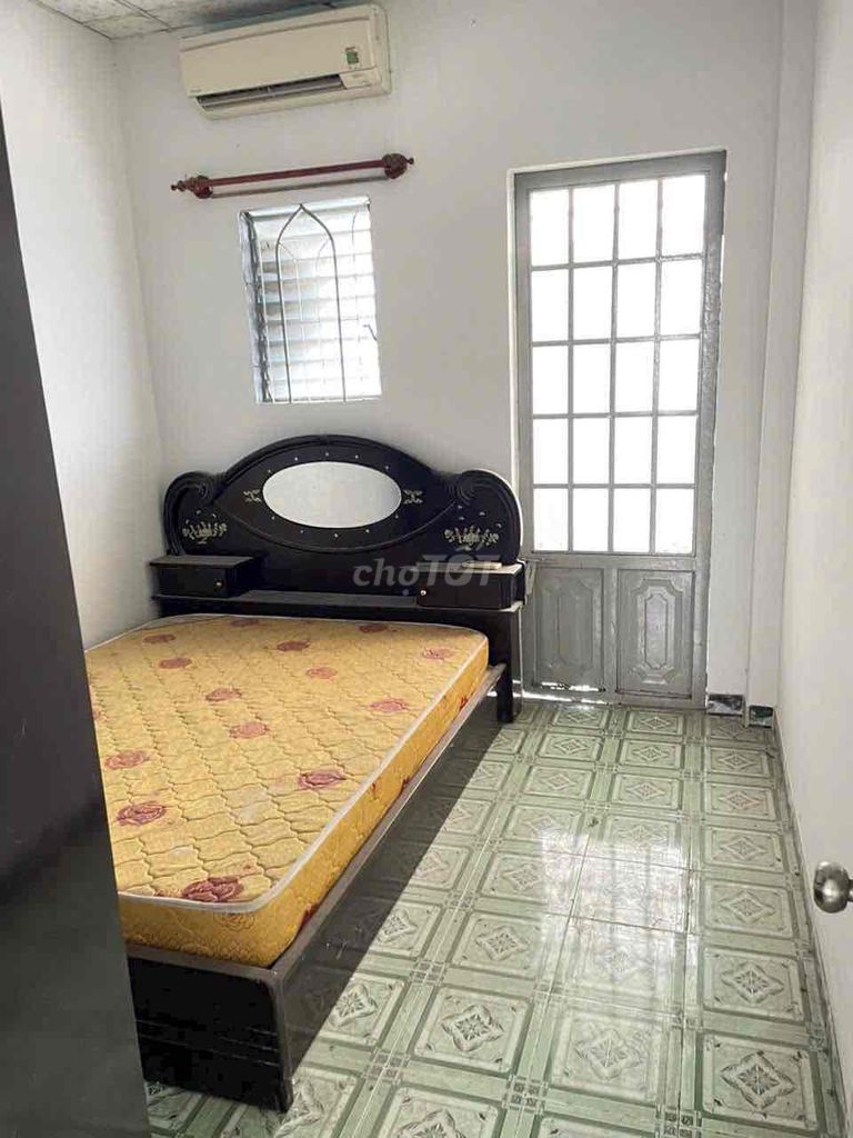 We need to get back to Green House. First floor. One floor. Two floor.