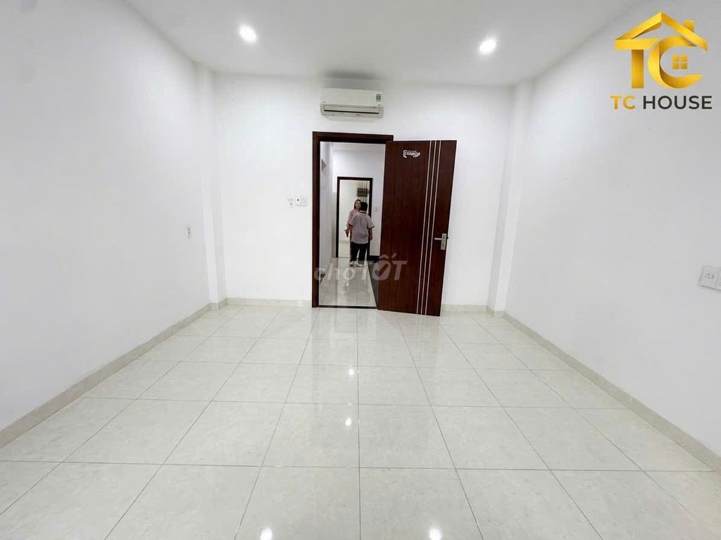 Rent a Bình Lợi, Bình Thạnh. area 4 x20 meters. There are four bedrooms. It costs 22 million a month.