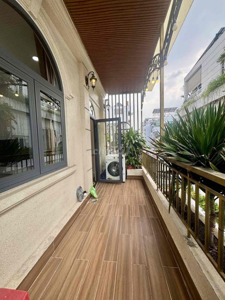 Nice alley house. The interior car. Just carry the suitcase into In