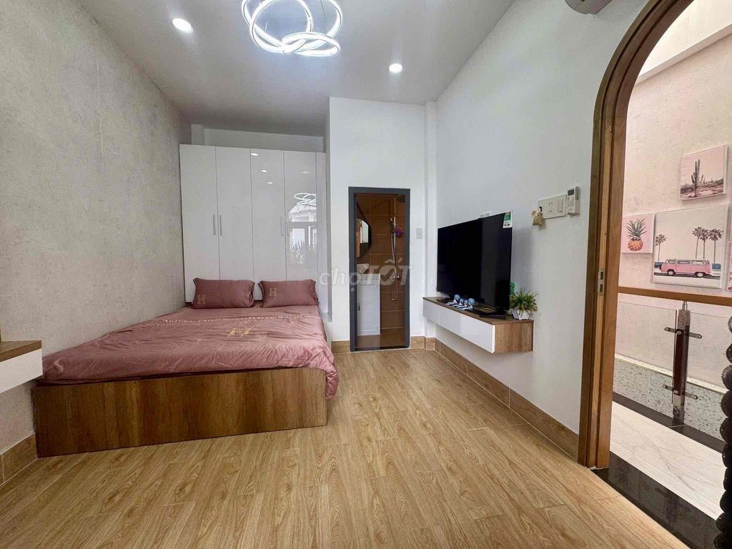 Nice alley house. The interior car. Just carry the suitcase into In