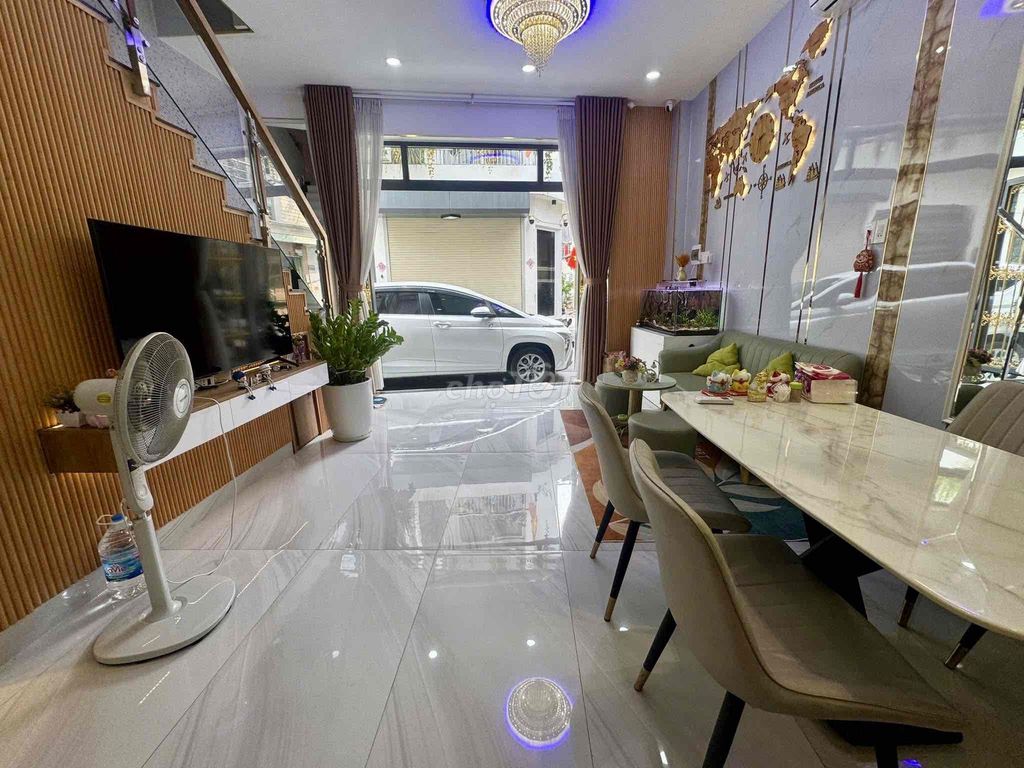 Nice alley house. The interior car. Just carry the suitcase into In