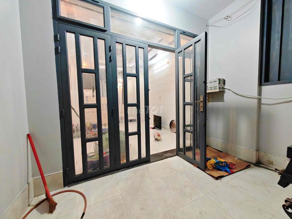 1 st 1 st floor - 2 Bedroom + 2 toilet - truck alley - nice