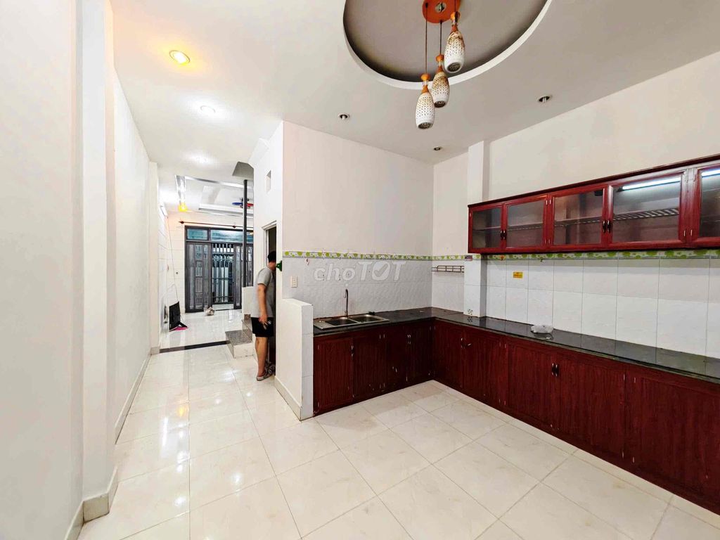 1 st 1 st floor - 2 Bedroom + 2 toilet - truck alley - nice