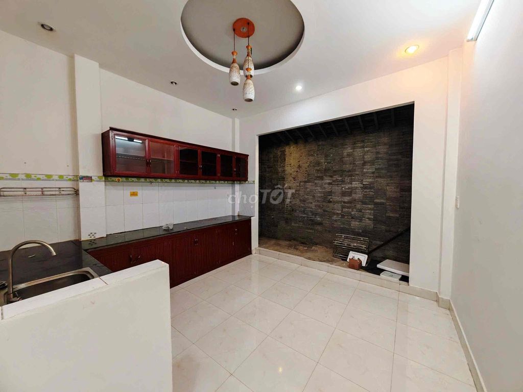 1 st 1 st floor - 2 Bedroom + 2 toilet - truck alley - nice