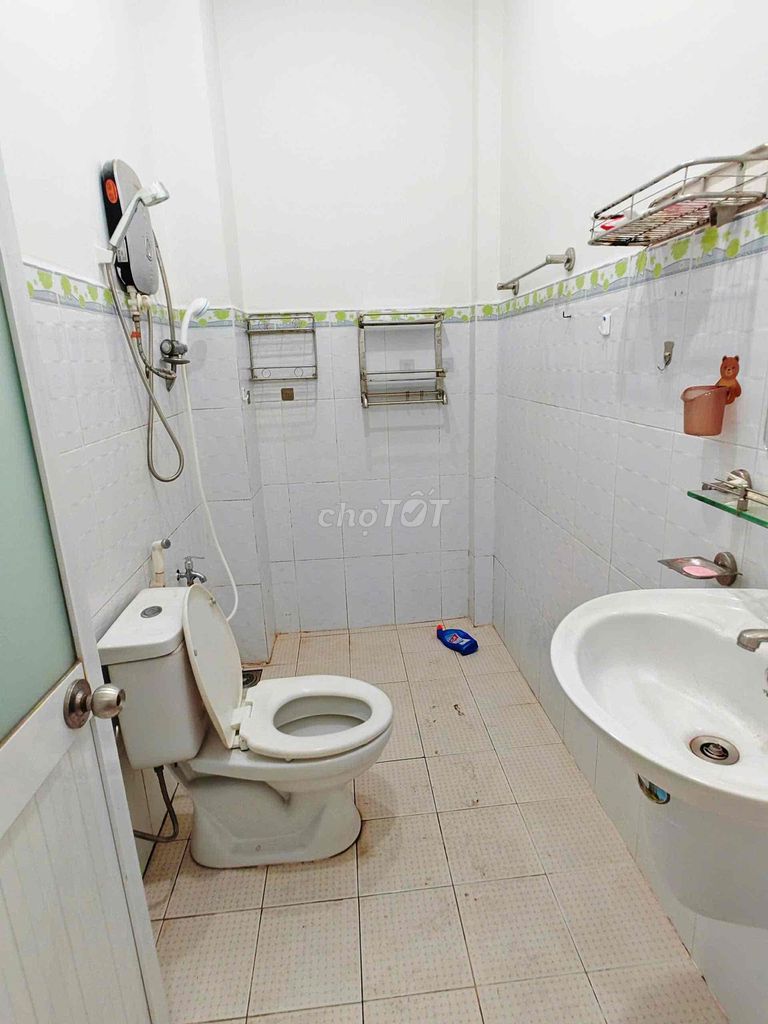 1 st 1 st floor - 2 Bedroom + 2 toilet - truck alley - nice