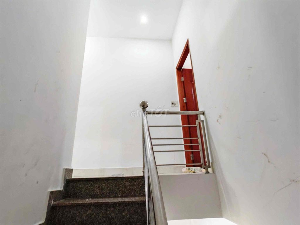 1 st 1 st floor - 2 Bedroom + 2 toilet - truck alley - nice