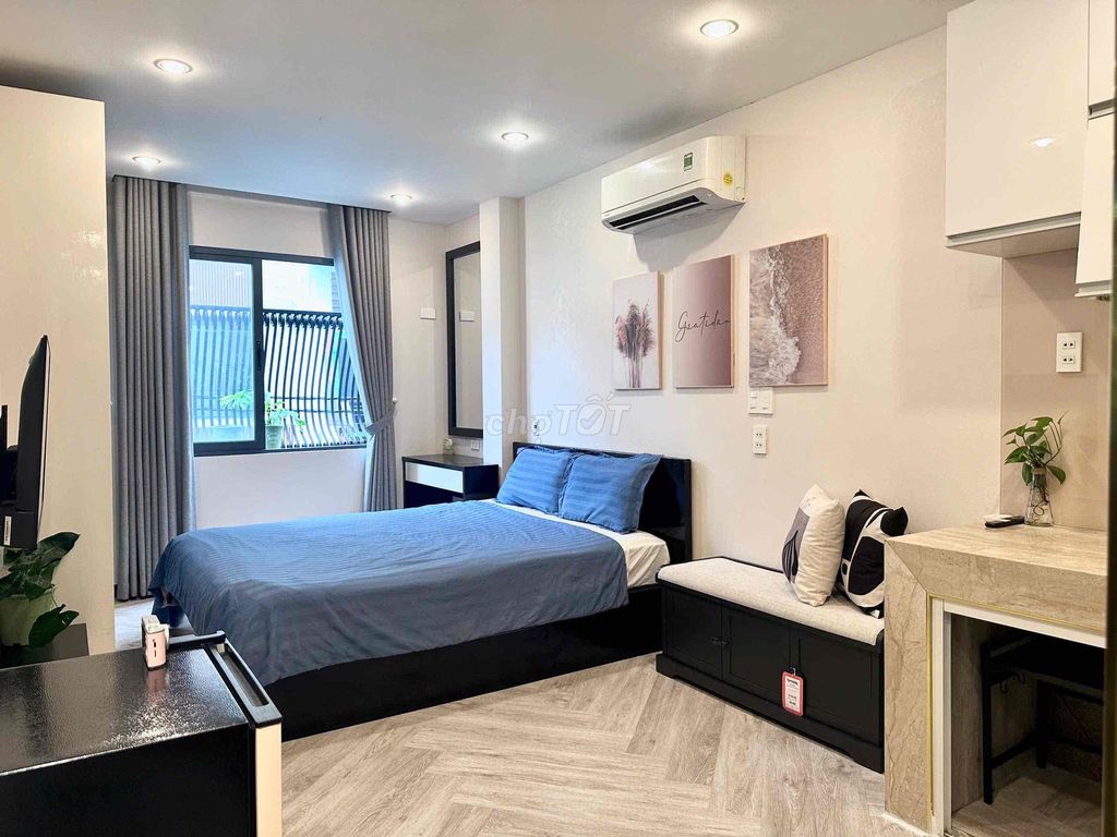 The window apartment, the full interior near the street walking the market district 1