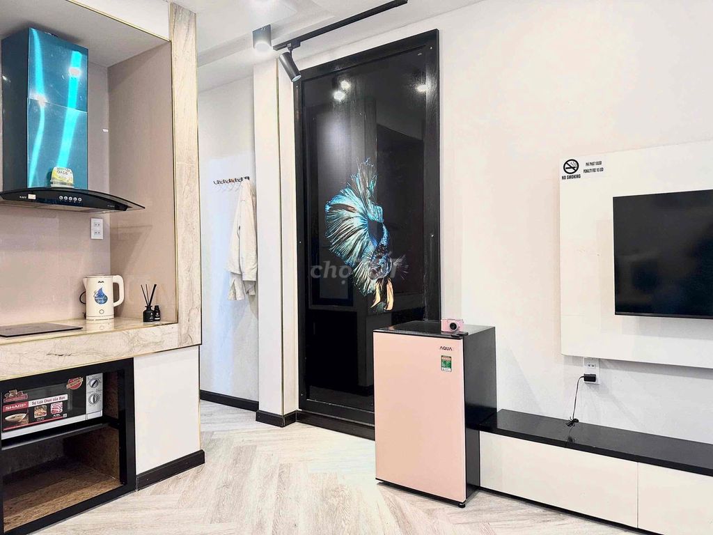 The window apartment, the full interior near the street walking the market district 1