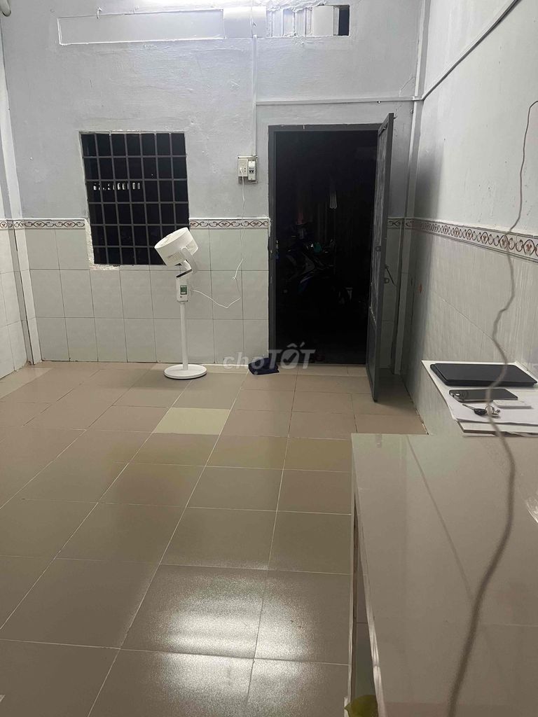 A cheap hotel room with fingerprints, air conditioning, private rooms.