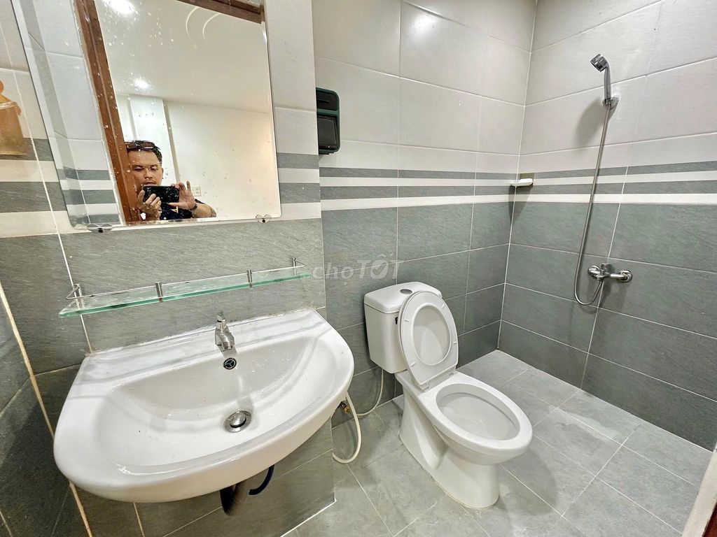 The guard room is 2 m. Ung Văn Khiêm. New Harbor got a tram car like a clip.