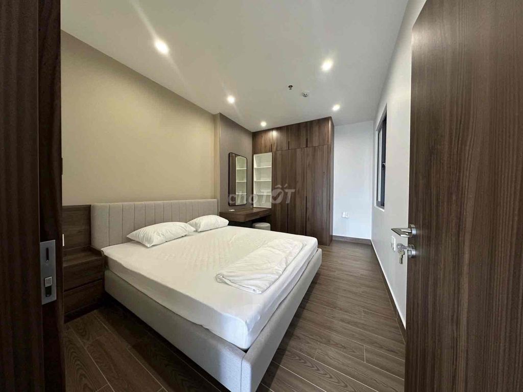 apartment 1 new bancol suite 100 hundred foot 2 on the edge of the czar, many light.