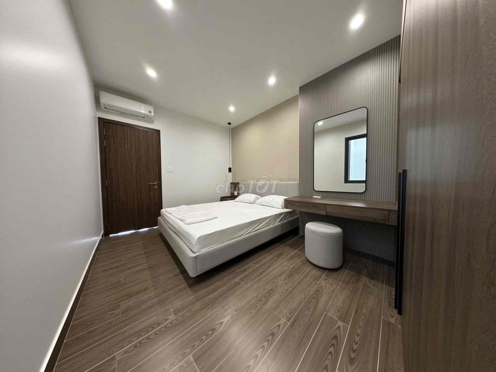 apartment 1 new bancol suite 100 hundred foot 2 on the edge of the czar, many light.
