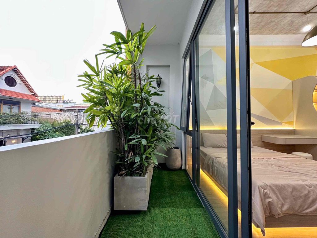 One balconies is 100% near five dog's cage, only water, full n.