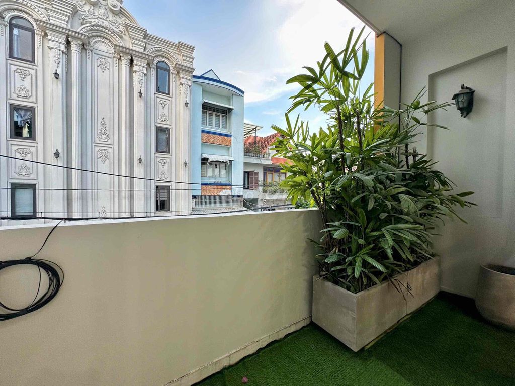 One balconies is 100% near five dog's cage, only water, full n.