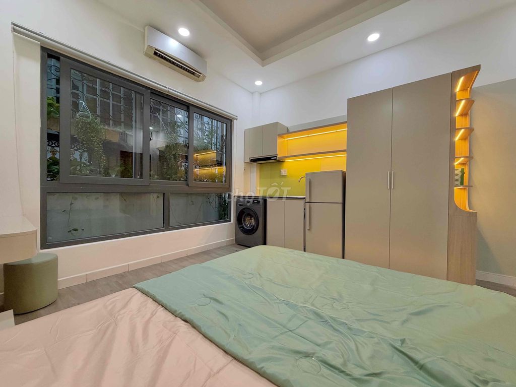 One balconies is 100% near five dog's cage, only water, full n.