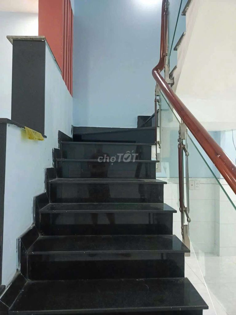 Let's rent a four-by-four-four-story cash out of the empty Vĩnh Lộc A