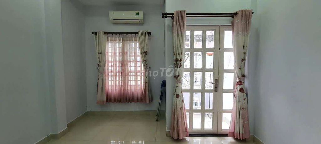 Rent the original house-- Nguyễn Hữu Cảnh.