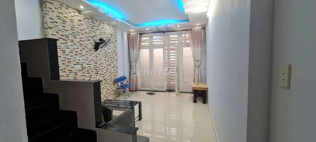 Rent the original house-- Nguyễn Hữu Cảnh.