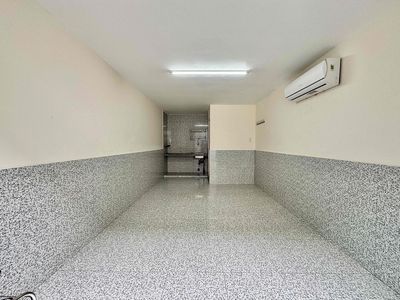 Room 2 million7 has air conditioning close to university.