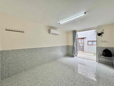 Room 2 million7 has air conditioning close to university.