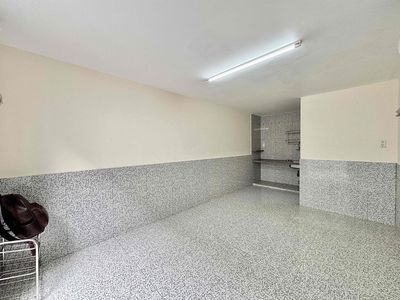 Room 2 million7 has air conditioning close to university.