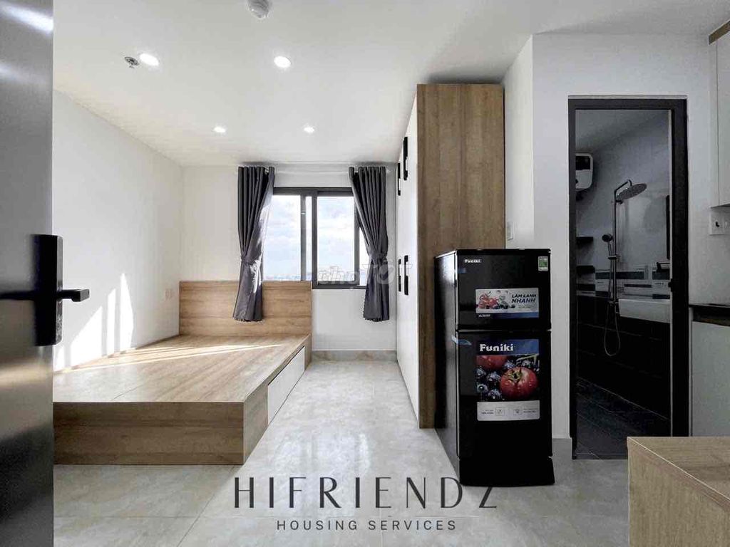 Hire Studio Full Seven, private washing machine near the Four Four Four Four Fourths.
