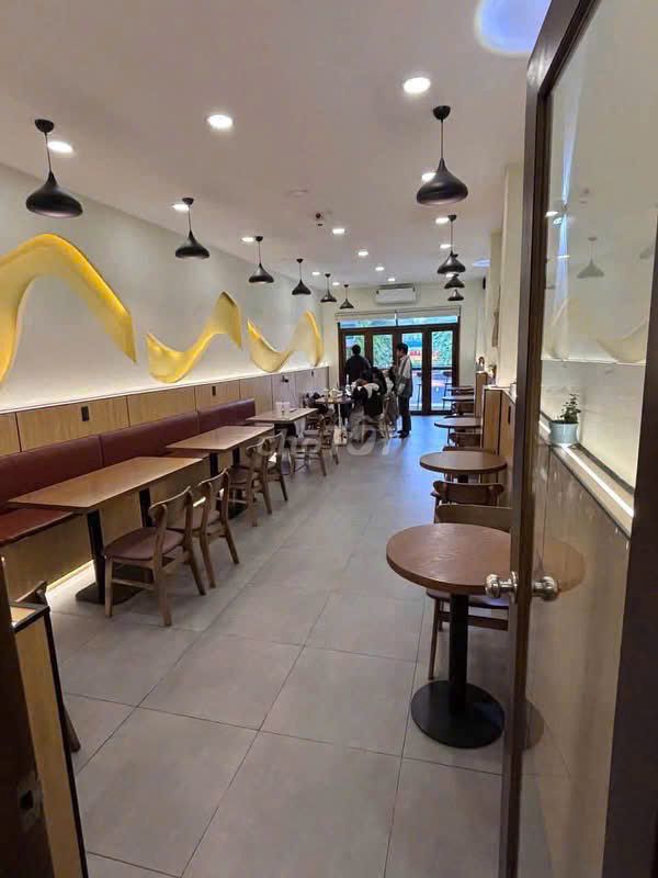 Rent a showroom - A Nguyễn Gia Trí night market, qbt20 M2 - 3 story