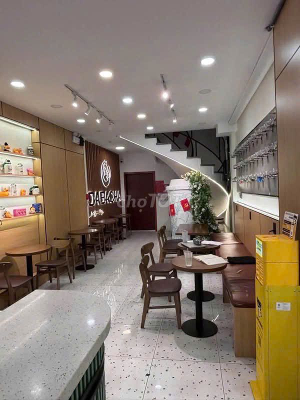 Rent a showroom - A Nguyễn Gia Trí night market, qbt20 M2 - 3 story