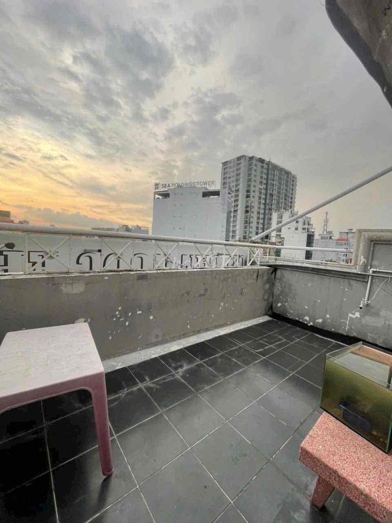 The living room is right in front of Quốc lộ 13.