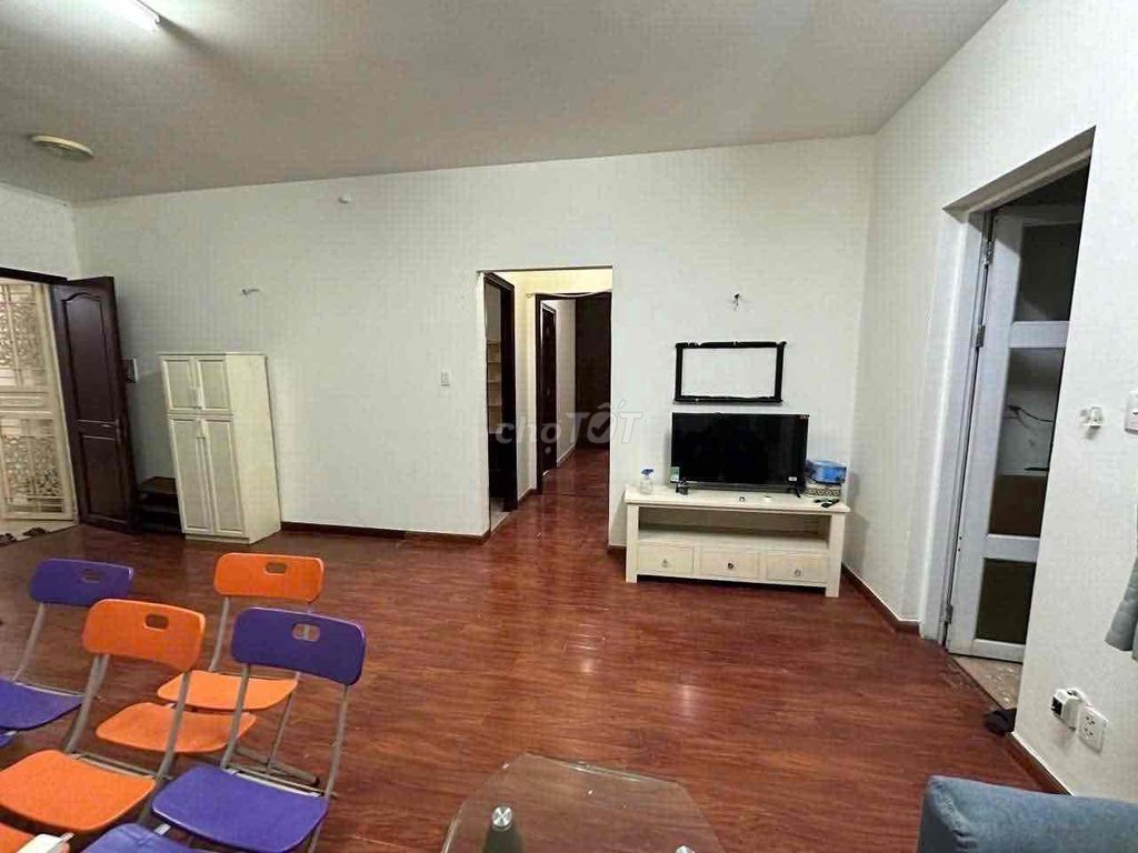 Two bedrooms, two bathrooms, 82 meters full of furniture.