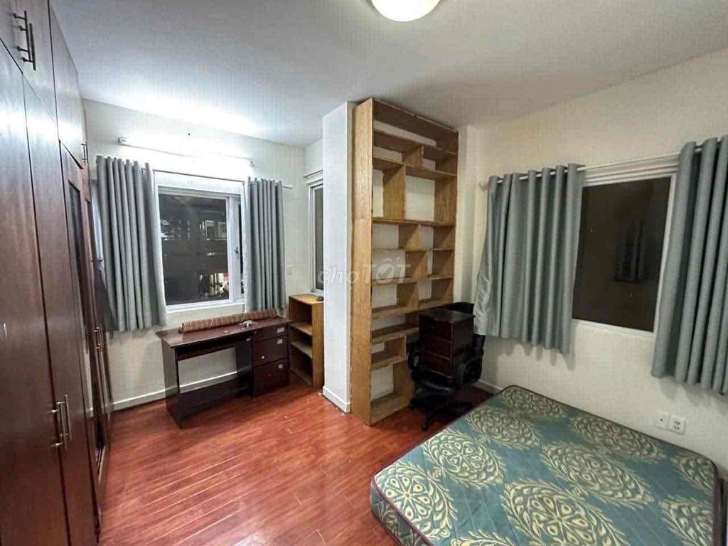 Two bedrooms, two bathrooms, 82 meters full of furniture.