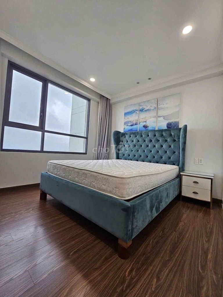 Two bedrooms, two bathrooms, 82 meters full of furniture.