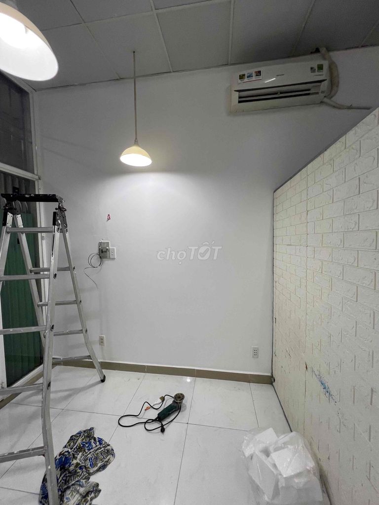 Get me the ground. Tân Hương D.C. A bedroom. A bathroom.