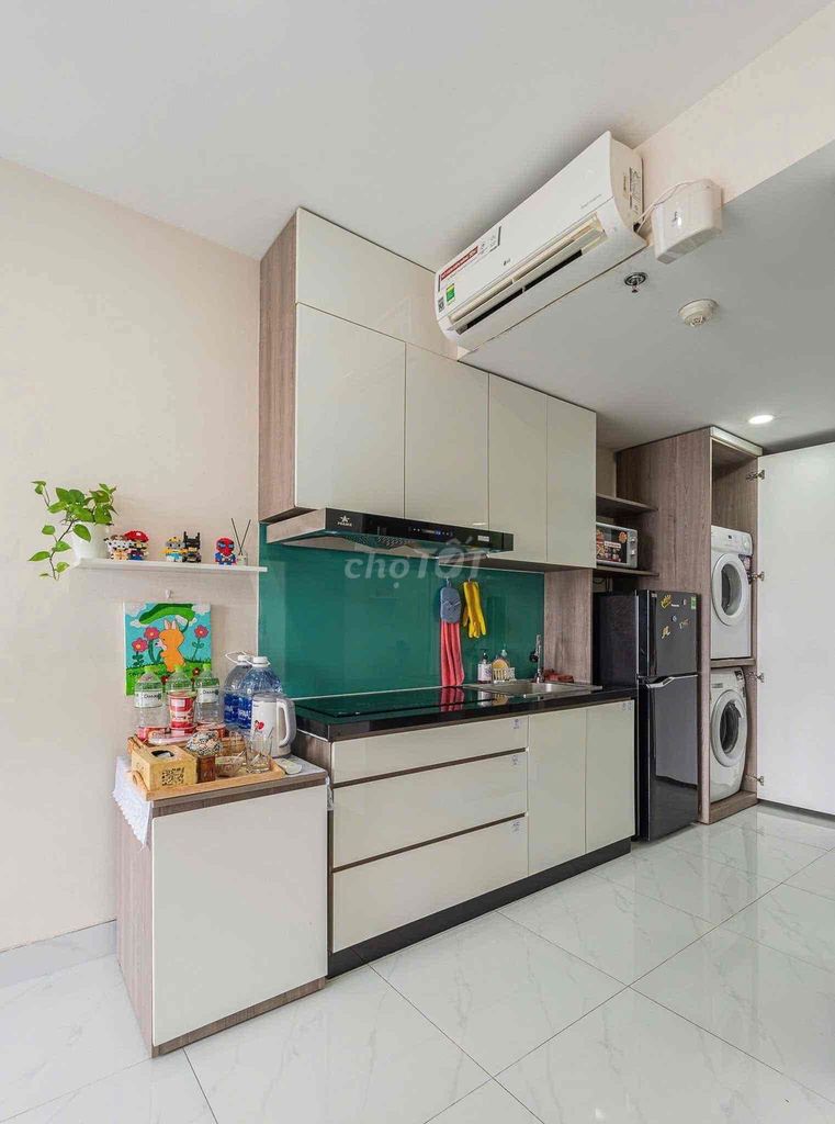 The high-end apartment near the Tan Son Nhuji airport is also free to move from District 1 3.