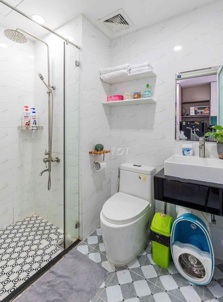 The high-end apartment near the Tan Son Nhuji airport is also free to move from District 1 3.