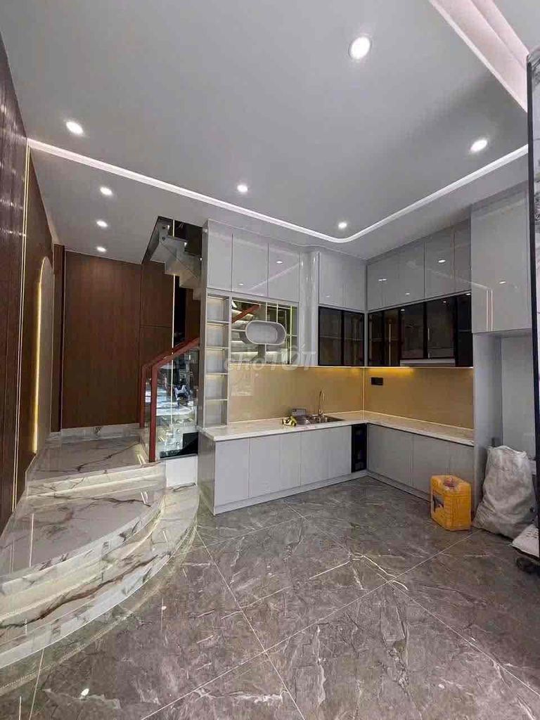 Renting the lead canary for Lê Văn Thọ Street, Western Security,
