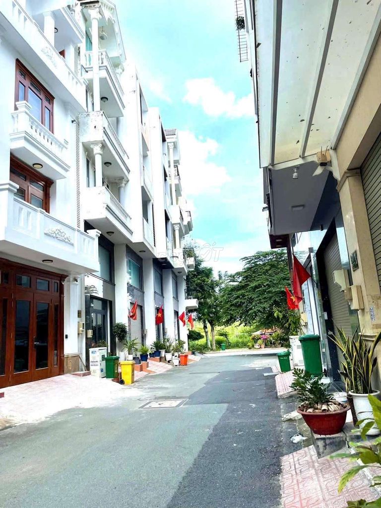 Rent a 7th Street KAc Hoàng Quốc Việt