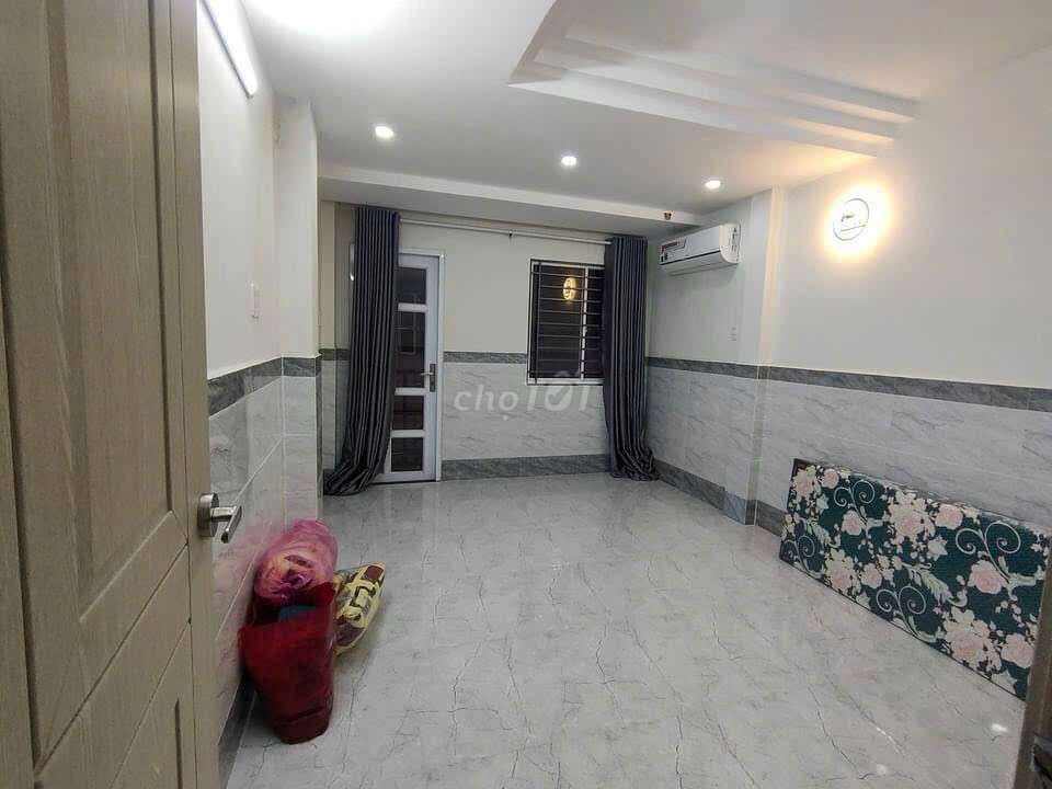 Rent a Nguyên Hồng.