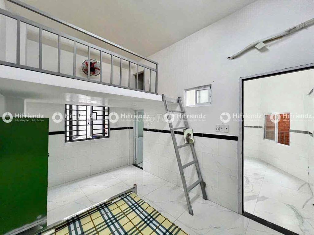 Rent a room with a guard and a wide new house.
