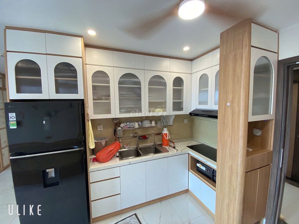 Rent three bedrooms across the street from the vincom.